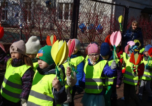 Dzieci maszerują w poszukiwaniu wiosny